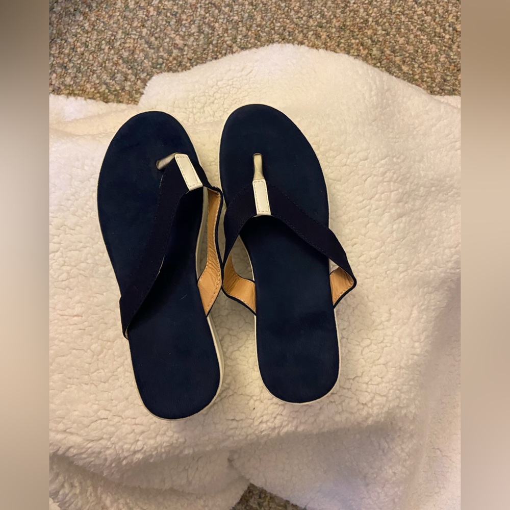 🌹- Brand New Women size 8 wedge flip flops